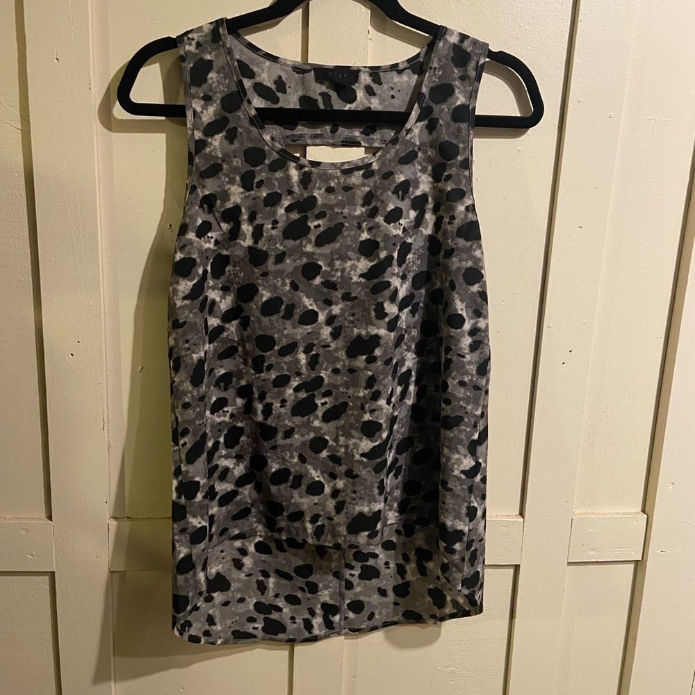 Edge cut out button back top size small